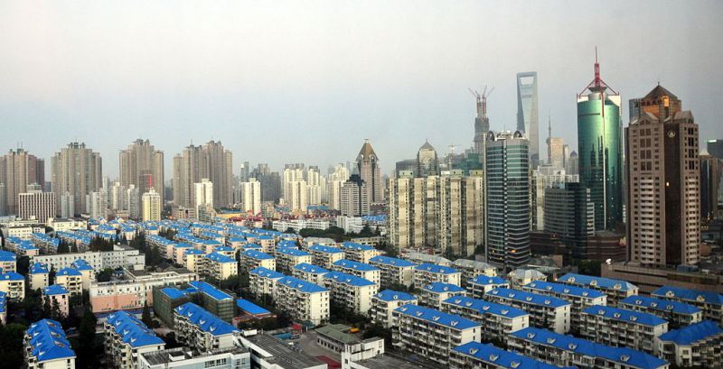Die historische Altstadt von Shanghai, umrahmt von modernen Gebäuden. Chinas Kultur der Geduld hat einen positiven Einfluss auf die Wirtschaft. Urheber: Jacob.jose | Wikimedia Commons
